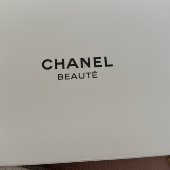 Chanel white & gold Women's travel make up cosmetic Bag - Picture 4 of 5